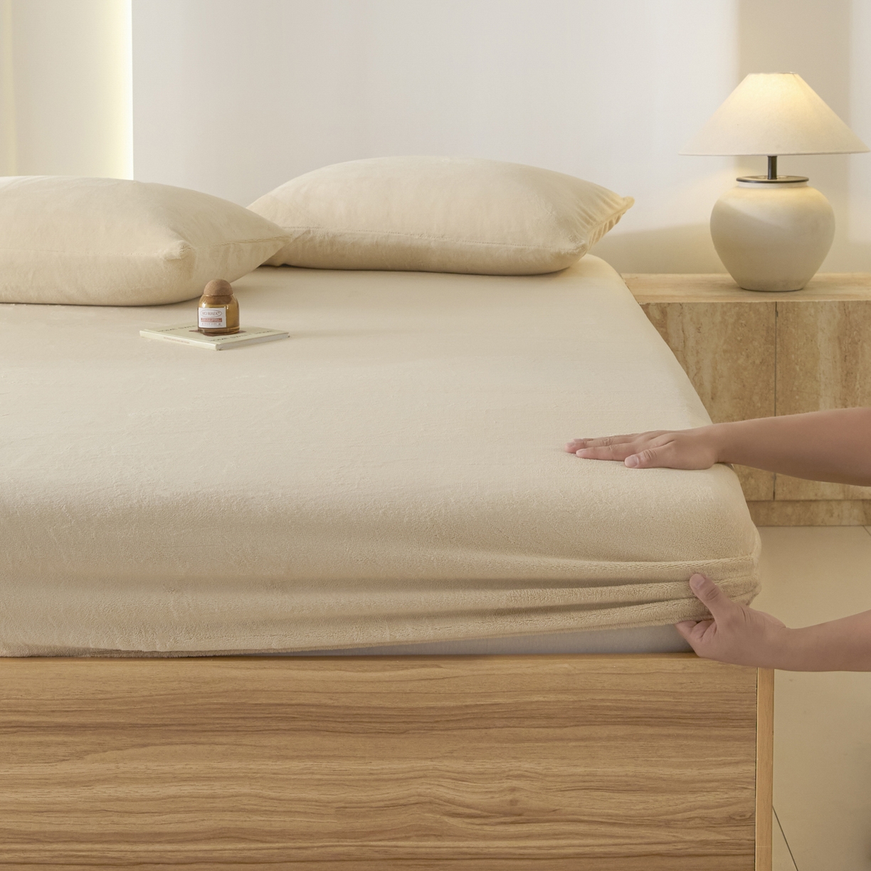 91家纺网 家纺一手货源 找家纺 酱子 2025新款牛奶绒简约纯色床笠 米杏-cl