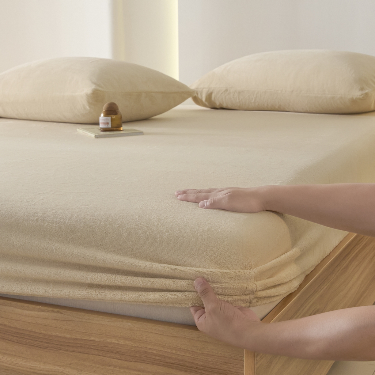 91家纺网 家纺一手货源 找家纺 酱子 2025新款牛奶绒简约纯色床笠 米杏-cl