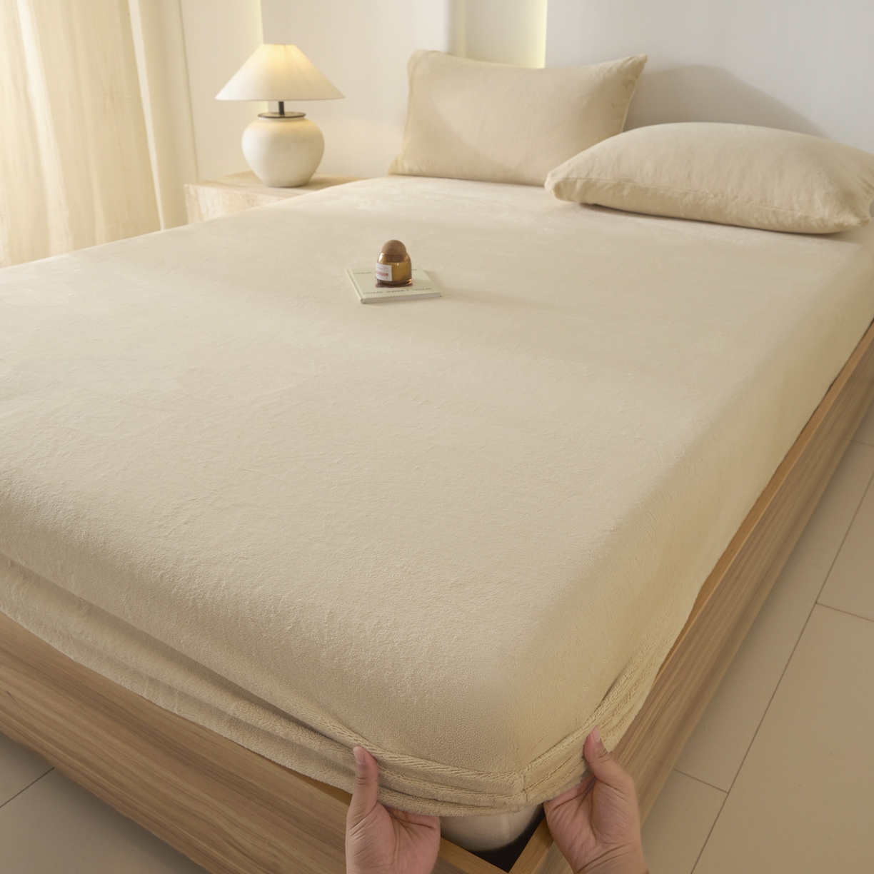 91家纺网 家纺一手货源 找家纺 酱子 2025新款牛奶绒简约纯色床笠 米杏-cl