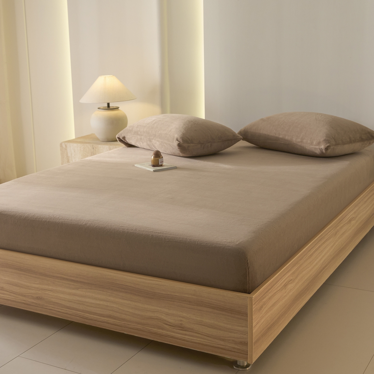 91家纺网 家纺一手货源 找家纺 酱子 2025新款牛奶绒简约纯色床笠 奶茶咖-cl