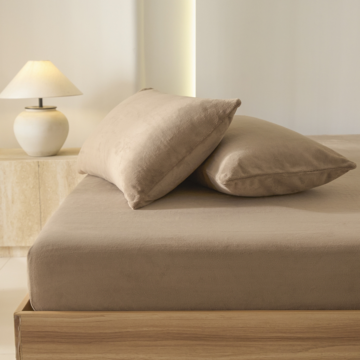 91家纺网 家纺一手货源 找家纺 酱子 2025新款牛奶绒简约纯色床笠 奶茶咖-cl