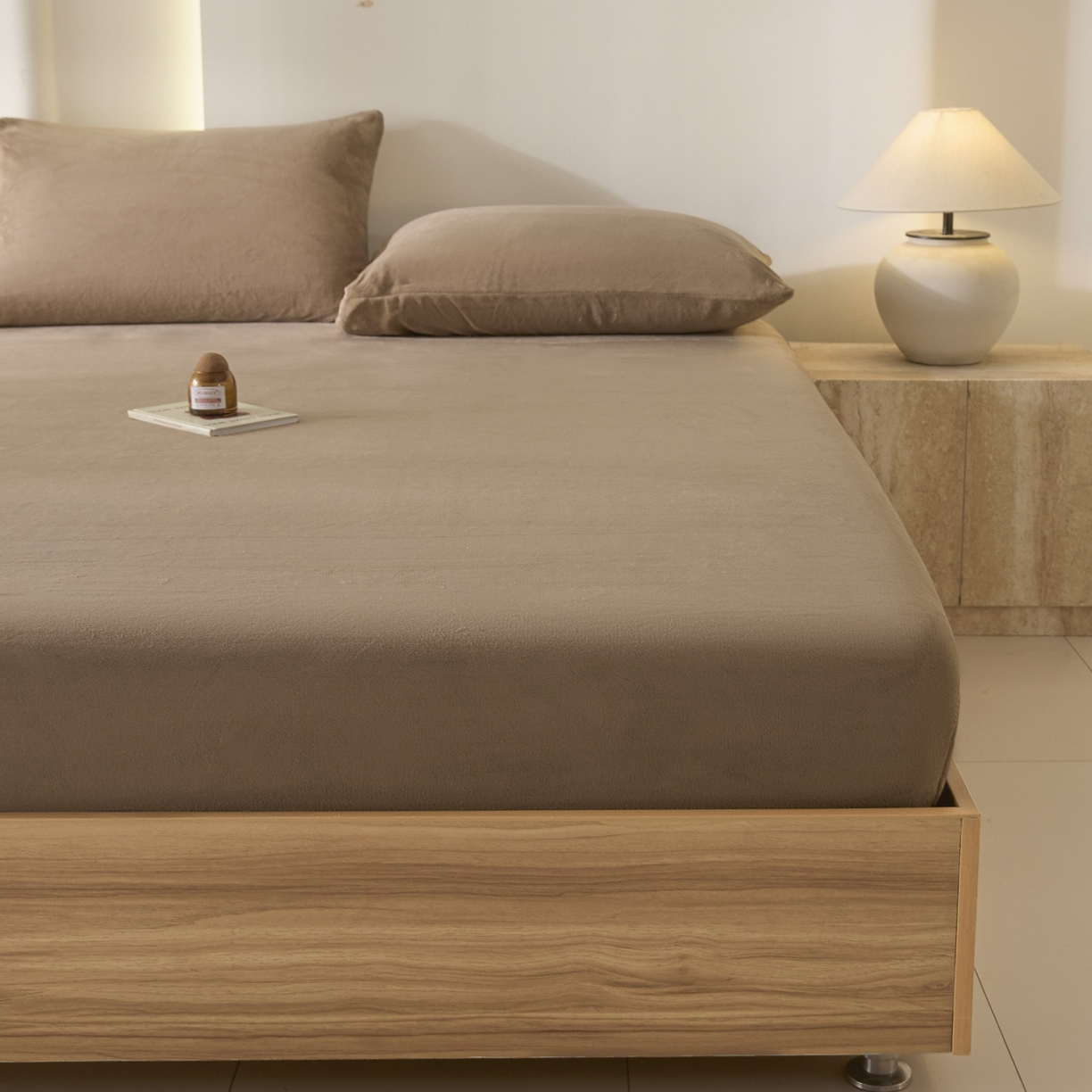 91家纺网 家纺一手货源 找家纺 酱子 2025新款牛奶绒简约纯色床笠 奶茶咖-cl