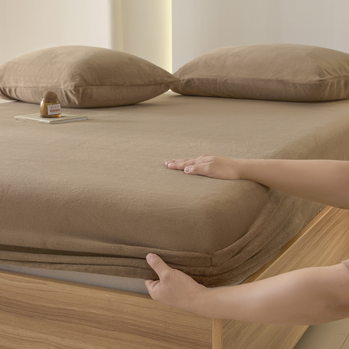 91家纺网 家纺一手货源 找家纺 酱子 2025新款牛奶绒简约纯色床笠 奶茶咖-cl