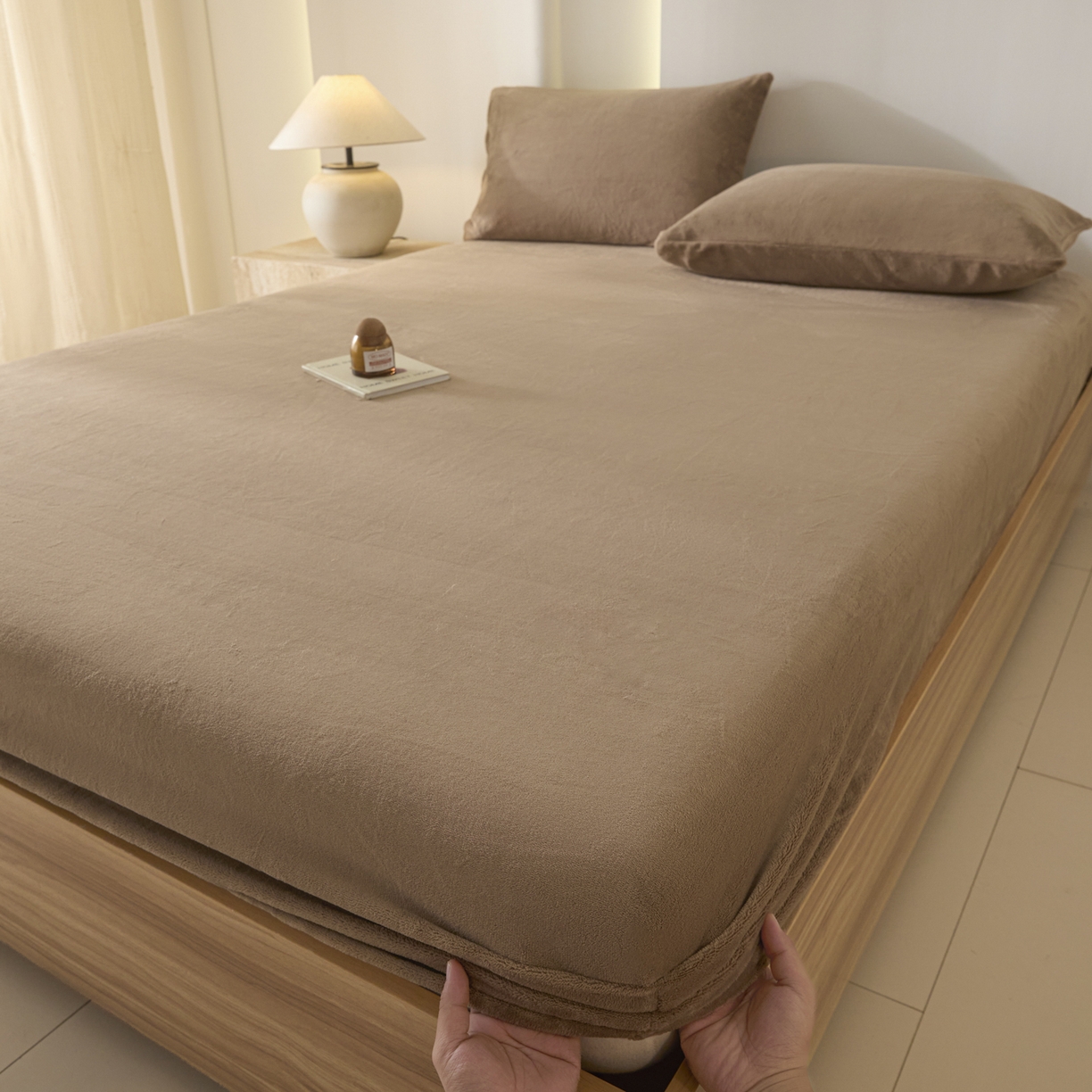 91家纺网 家纺一手货源 找家纺 酱子 2025新款牛奶绒简约纯色床笠 奶茶咖-cl