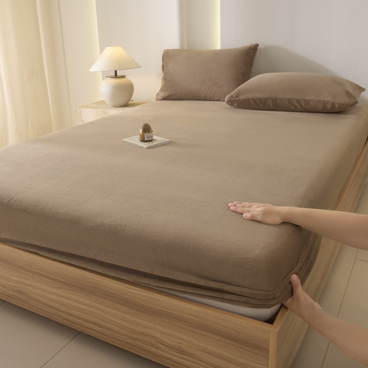 91家纺网 家纺一手货源 找家纺 酱子 2025新款牛奶绒简约纯色床笠 奶茶咖-cl