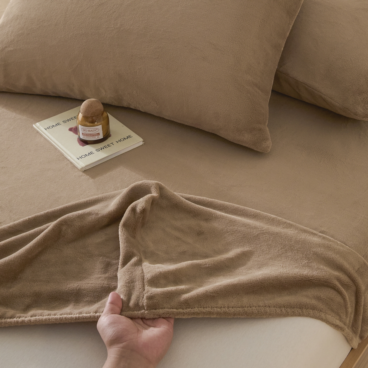 91家纺网 家纺一手货源 找家纺 酱子 2025新款牛奶绒简约纯色床笠 奶茶咖-cl