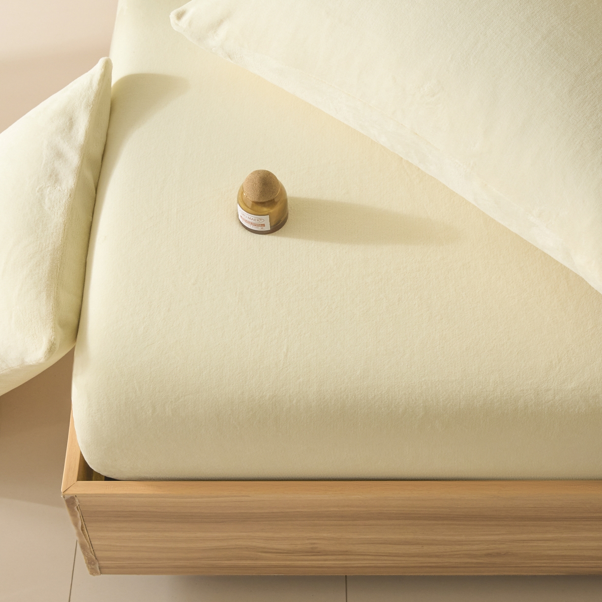 91家纺网 家纺一手货源 找家纺 酱子 2025新款牛奶绒简约纯色床笠 奶昔黄-cl