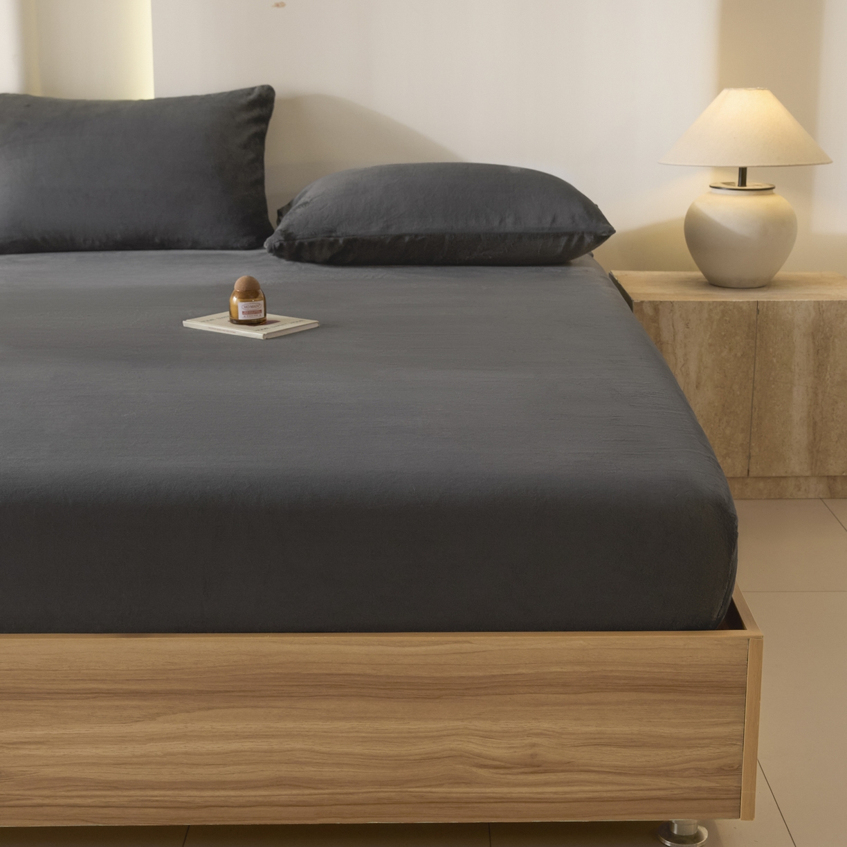 91家纺网 家纺一手货源 找家纺 酱子 2025新款牛奶绒简约纯色床笠 深灰-cl