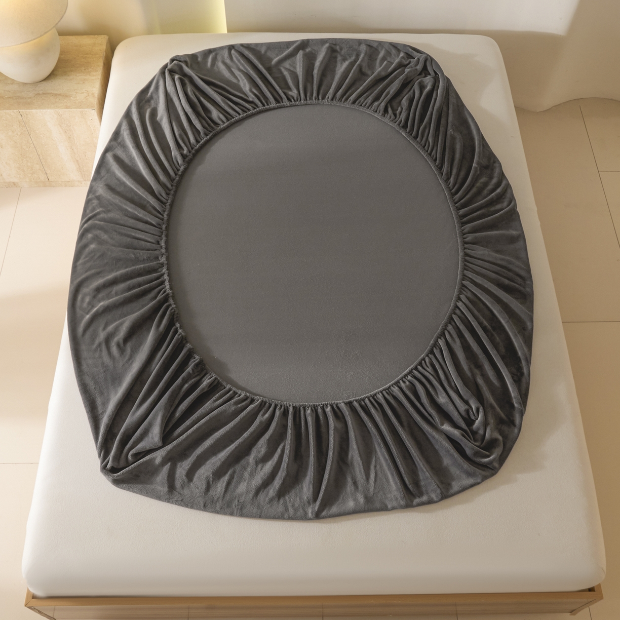 91家纺网 家纺一手货源 找家纺 酱子 2025新款牛奶绒简约纯色床笠 深灰-cl