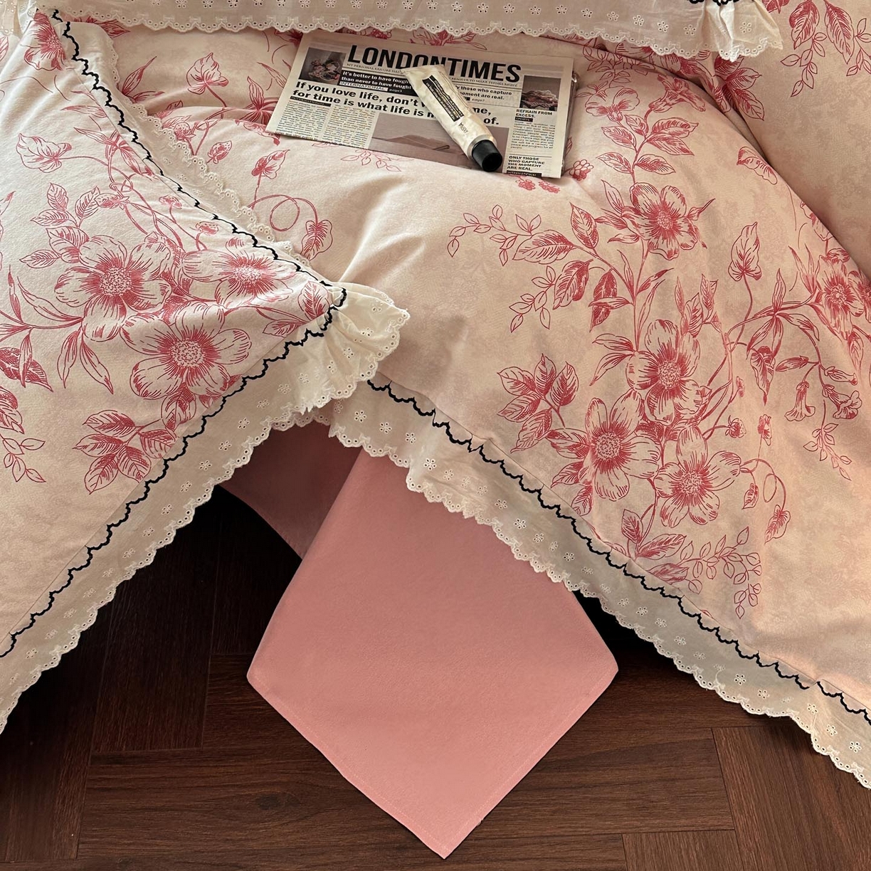 91家纺网 家纺一手货源 找家纺 涵宸家纺 2025新款全棉磨毛印花四件套-雅漾 花禧-红