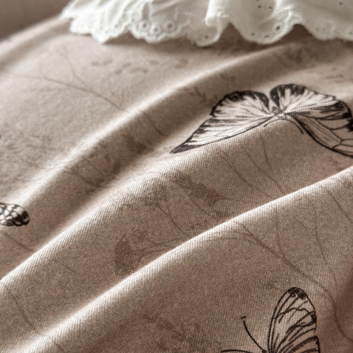 91家纺网 家纺一手货源 找家纺 涵宸家纺 2025新款全棉磨毛印花四件套-雅漾 梦蝶-咖