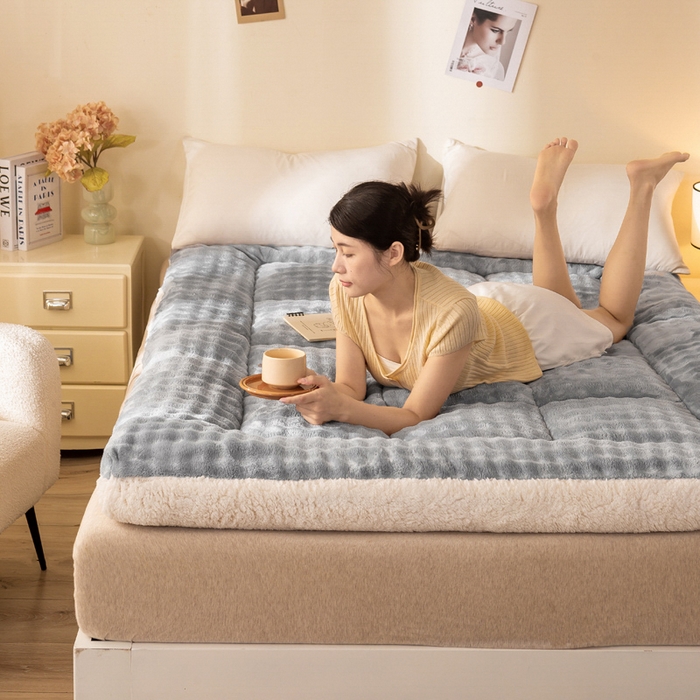 91家纺网 家纺一手货源 找家纺 米乐被业 2025新款高克重兔毛绒床垫 高级灰