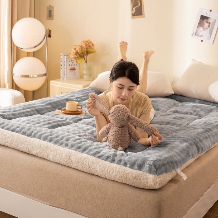 91家纺网 家纺一手货源 找家纺 米乐被业 2025新款高克重兔毛绒床垫 高级灰