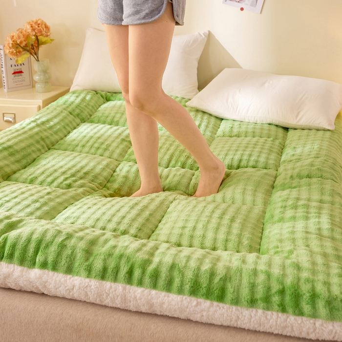 91家纺网 家纺一手货源 找家纺 米乐被业 2025新款高克重兔毛绒床垫 青草绿