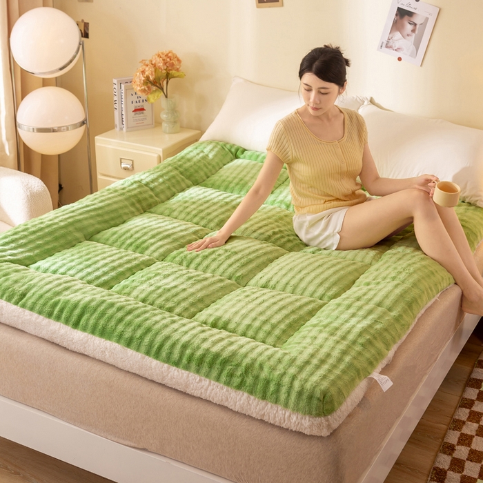 91家纺网 家纺一手货源 找家纺 米乐被业 2025新款高克重兔毛绒床垫 青草绿