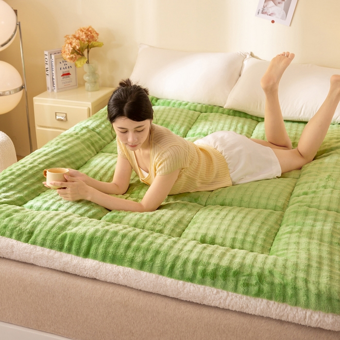 91家纺网 家纺一手货源 找家纺 米乐被业 2025新款高克重兔毛绒床垫 青草绿