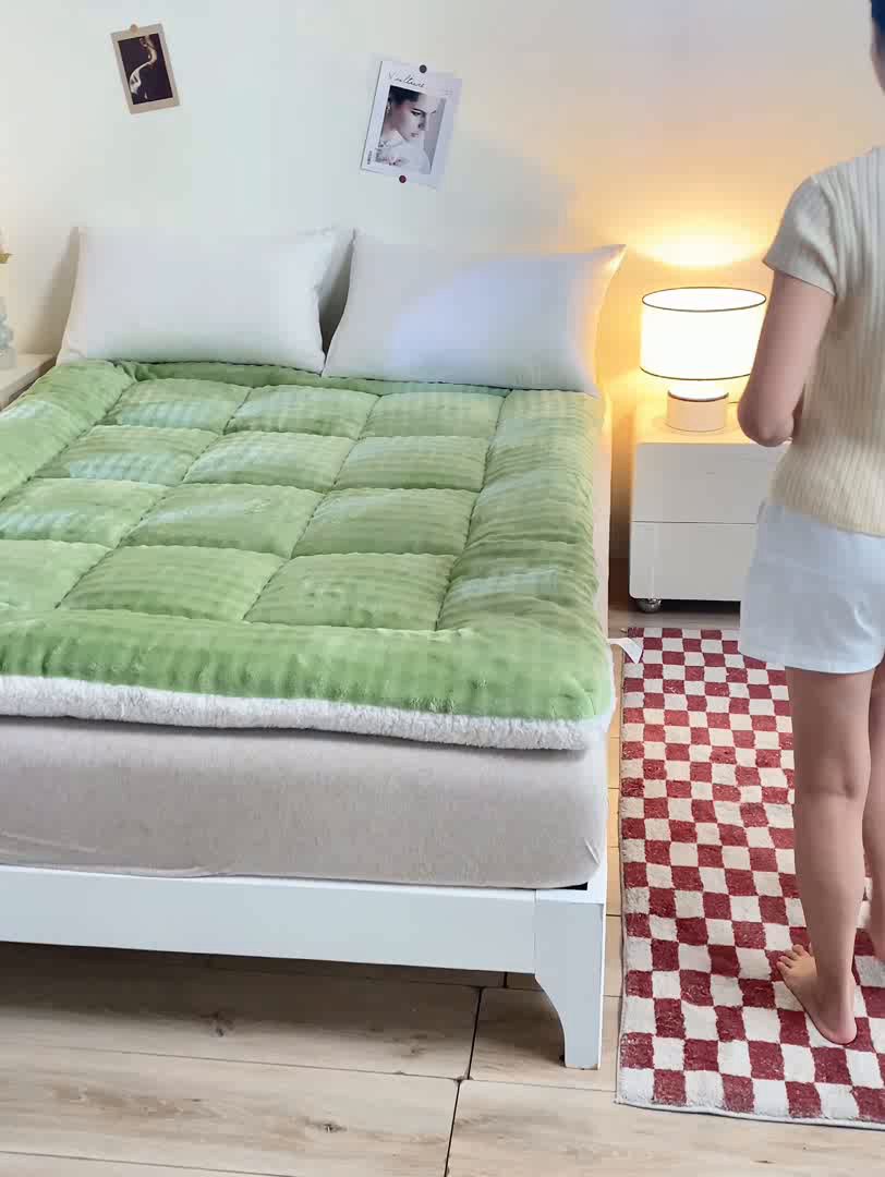 91家纺网 家纺一手货源 找家纺 米乐被业 2025新款高克重兔毛绒床垫 青草绿