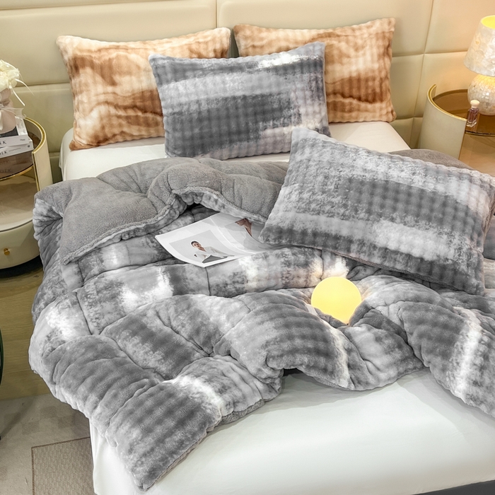 91家纺网 家纺一手货源 找家纺 米乐被业 2025新款兔毛羊羔绒冬被被子被芯 渐变灰