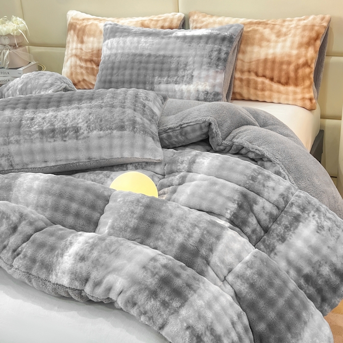 91家纺网 家纺一手货源 找家纺 米乐被业 2025新款兔毛羊羔绒冬被被子被芯 渐变灰