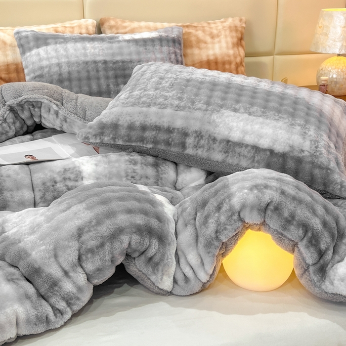91家纺网 家纺一手货源 找家纺 米乐被业 2025新款兔毛羊羔绒冬被被子被芯 渐变灰