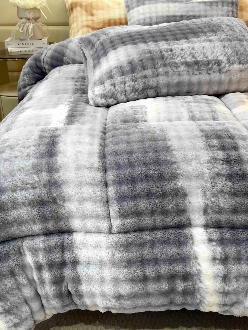 91家纺网 家纺一手货源 找家纺 米乐被业 2025新款兔毛羊羔绒冬被被子被芯 渐变灰