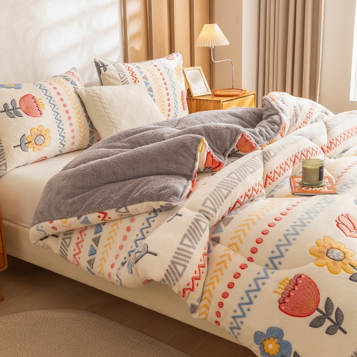 91家纺网 家纺一手货源 找家纺 米乐被业 2025新款雪花绒冬被法莱绒被子被芯波西米亚