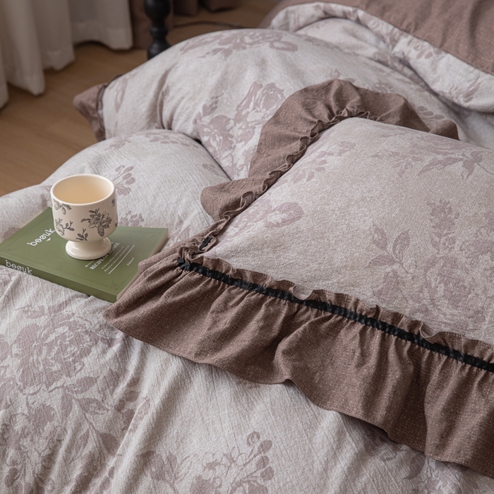 91家纺网 家纺一手货源 找家纺 芯贝儿 2025新款加厚原麻复古风亚麻皱皱双层纱水洗m花边四件套 花影--咖