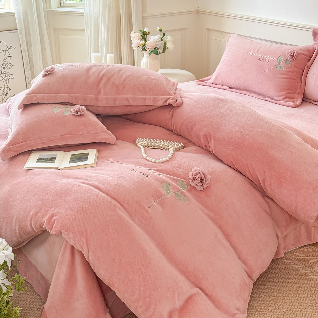 91家纺网 家纺一手货源 找家纺 恋尚羽家纺 2025新款加厚消光牛奶绒绣花四件套 手工花朵工艺款 宝宝绒 精包装 豆沙色