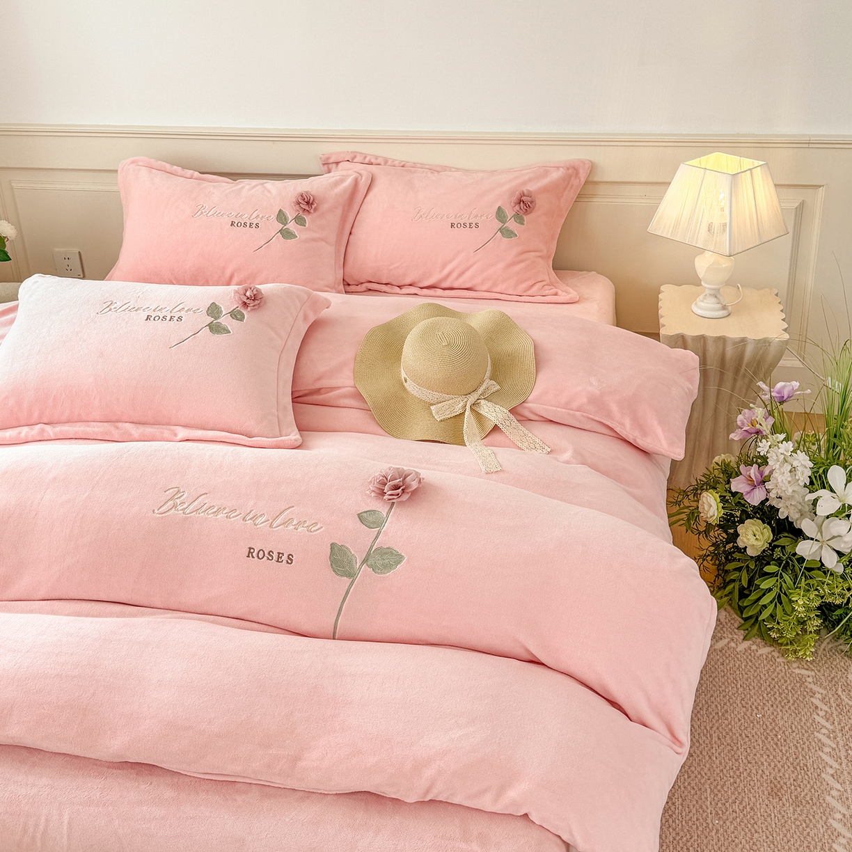 91家纺网 家纺一手货源 找家纺 恋尚羽家纺 2025新款加厚消光牛奶绒绣花四件套 手工花朵工艺款 宝宝绒 精包装 粉色