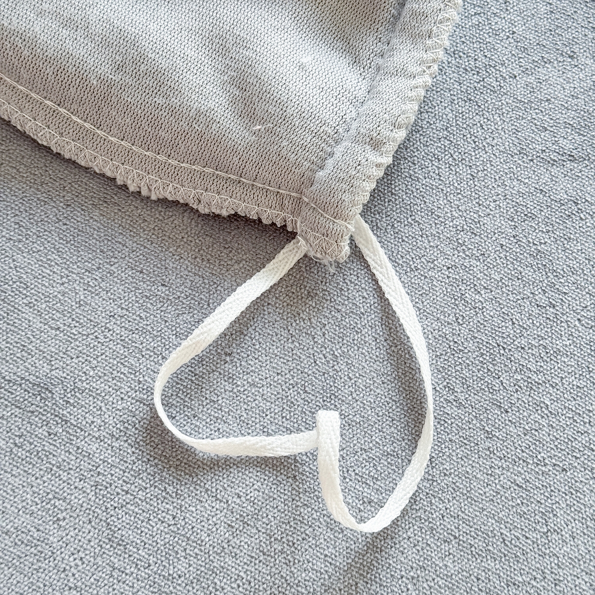 91家纺网 家纺一手货源 找家纺 恋尚羽家纺 2025新款加厚消光牛奶绒绣花四件套 手工花朵工艺款 宝宝绒 精包装 灰色