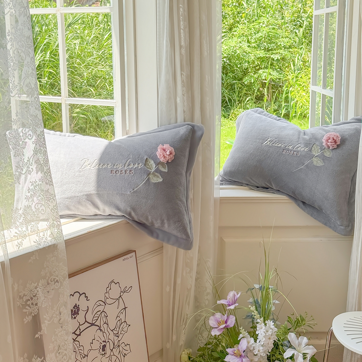 91家纺网 家纺一手货源 找家纺 恋尚羽家纺 2025新款加厚消光牛奶绒绣花四件套 手工花朵工艺款 宝宝绒 精包装 灰色