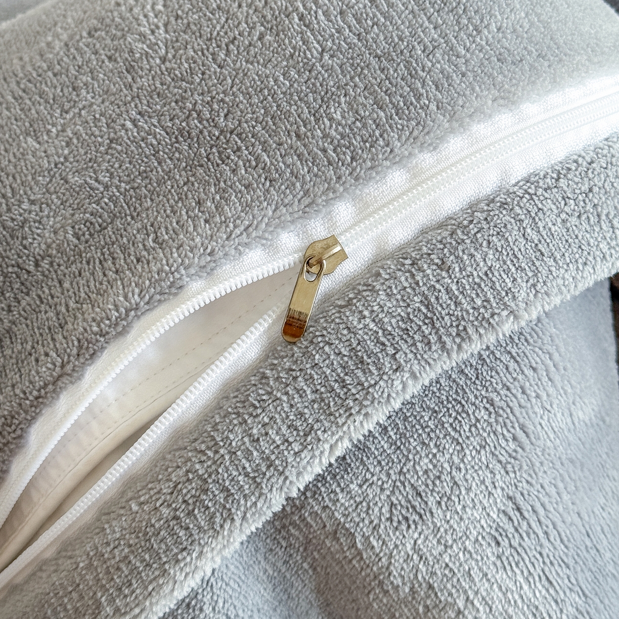 91家纺网 家纺一手货源 找家纺 恋尚羽家纺 2025新款加厚消光牛奶绒绣花四件套 手工花朵工艺款 宝宝绒 精包装 灰色