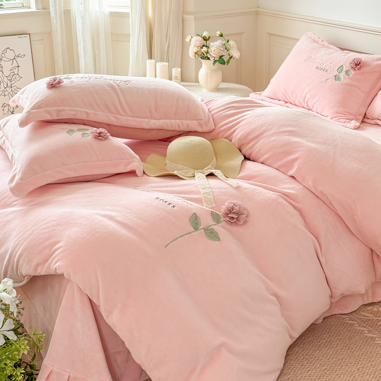 91家纺网 家纺一手货源 找家纺 恋尚羽家纺 2025新款加厚消光牛奶绒绣花四件套 手工花朵工艺款 宝宝绒 精包装 粉色