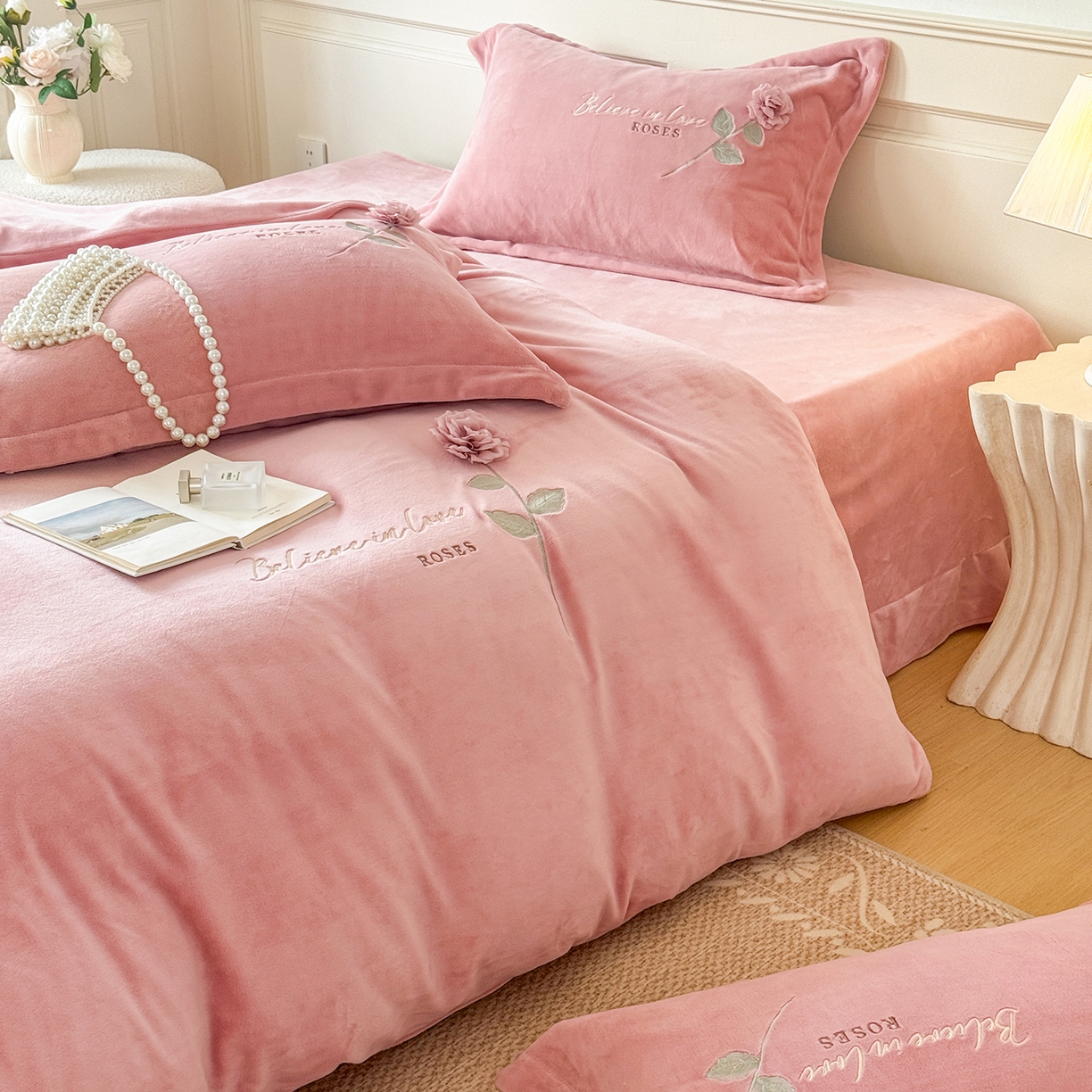 91家纺网 家纺一手货源 找家纺 （总）恋尚羽家纺 2025新款加厚消光牛奶绒绣花四件套 手工花朵工艺款 宝宝绒 精包装