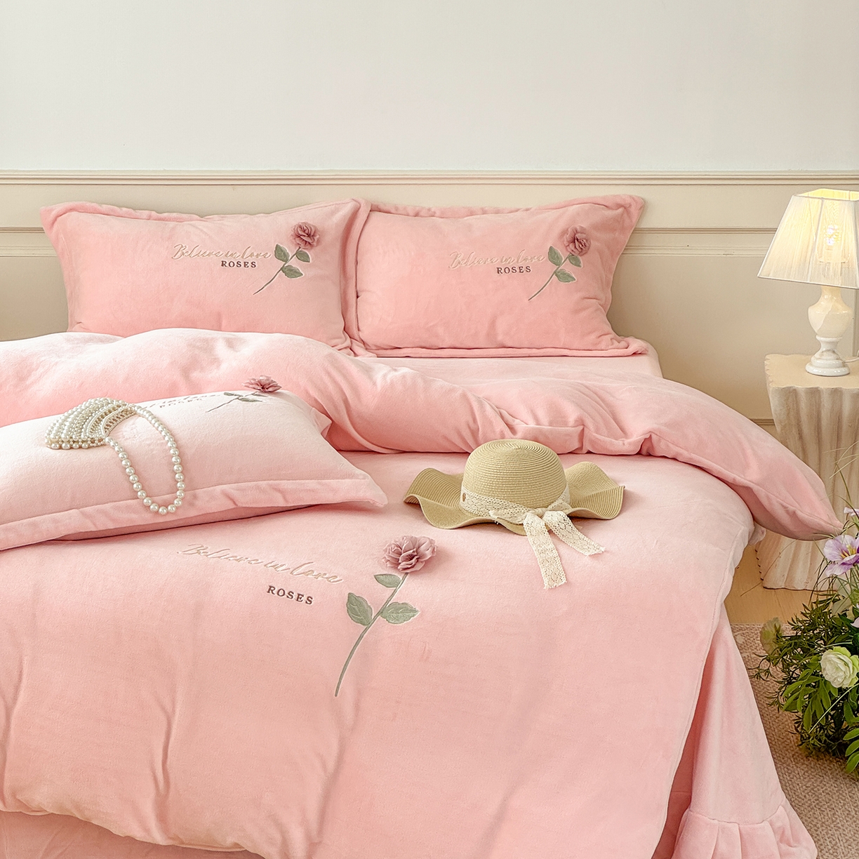 91家纺网 家纺一手货源 找家纺 恋尚羽家纺 2025新款加厚消光牛奶绒绣花四件套 手工花朵工艺款 宝宝绒 精包装 粉色