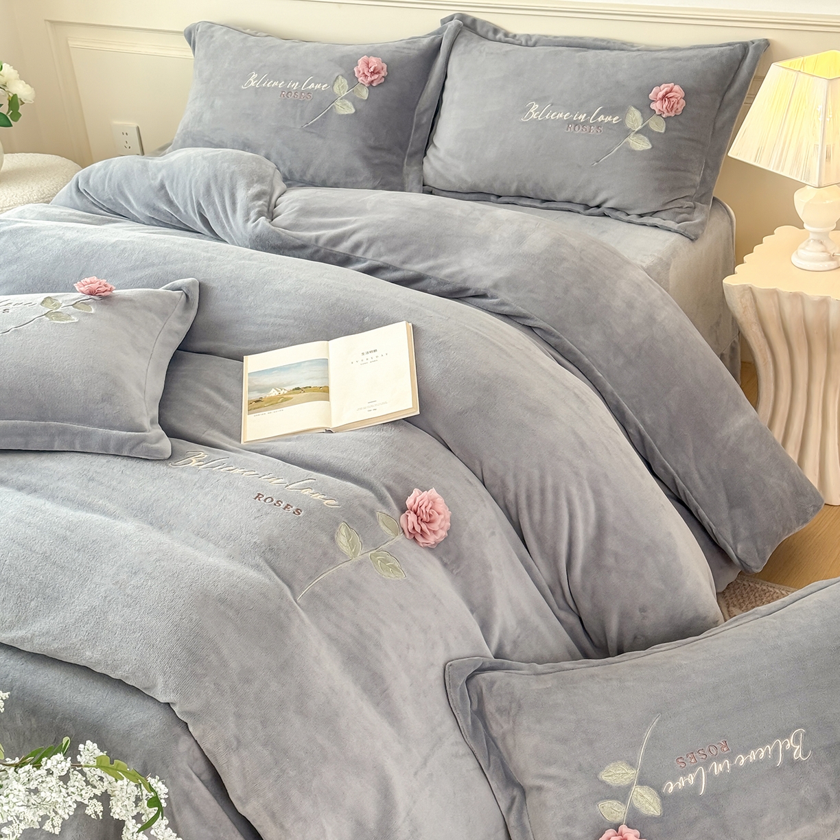 91家纺网 家纺一手货源 找家纺 恋尚羽家纺 2025新款加厚消光牛奶绒绣花四件套 手工花朵工艺款 宝宝绒 精包装 灰色