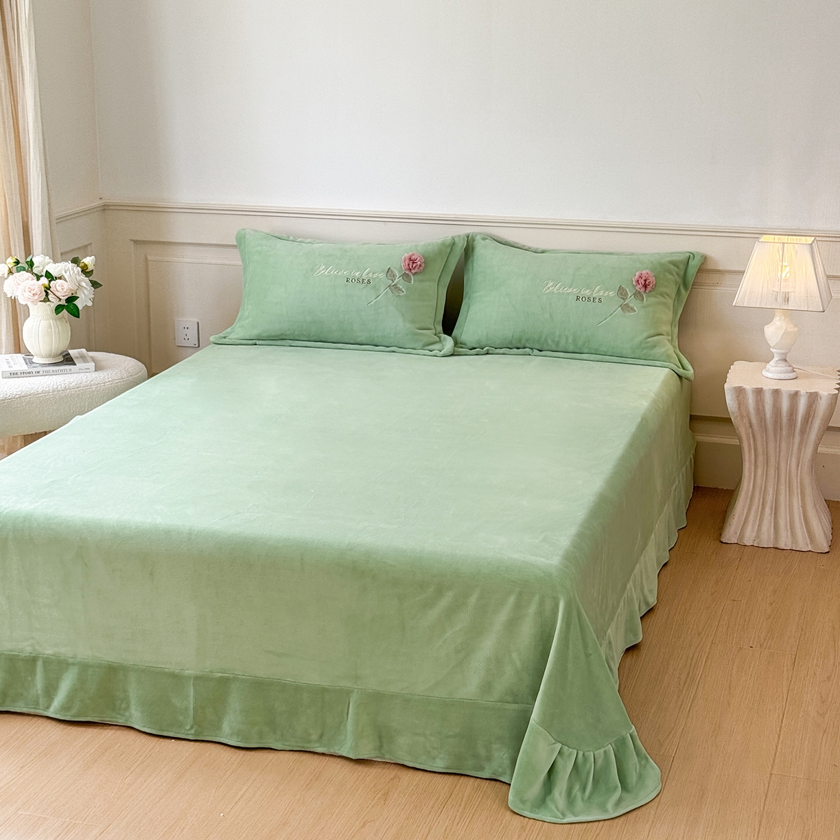 91家纺网 家纺一手货源 找家纺 恋尚羽家纺 2025新款加厚消光牛奶绒绣花四件套 手工花朵工艺款 宝宝绒 精包装 绿色