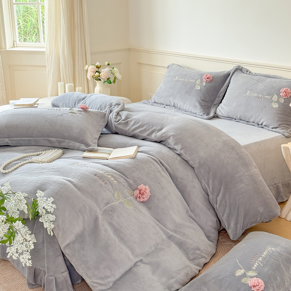 91家纺网 家纺一手货源 找家纺 恋尚羽家纺 2025新款加厚消光牛奶绒绣花四件套 手工花朵工艺款 宝宝绒 精包装 灰色