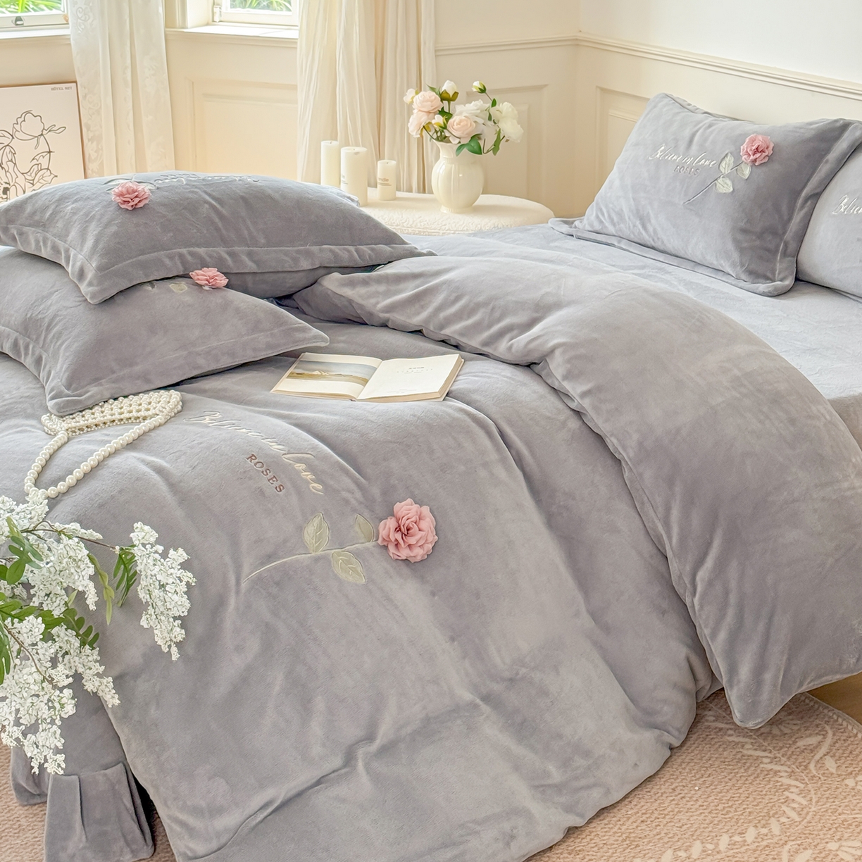 91家纺网 家纺一手货源 找家纺 恋尚羽家纺 2025新款加厚消光牛奶绒绣花四件套 手工花朵工艺款 宝宝绒 精包装 灰色