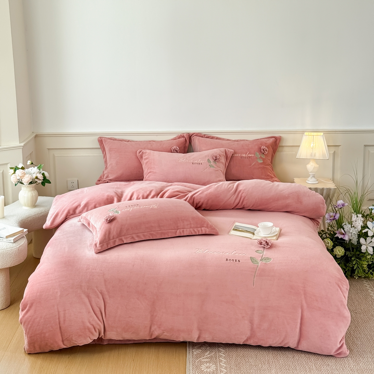 91家纺网 家纺一手货源 找家纺 恋尚羽家纺 2025新款加厚消光牛奶绒绣花四件套 手工花朵工艺款 宝宝绒 精包装 豆沙色