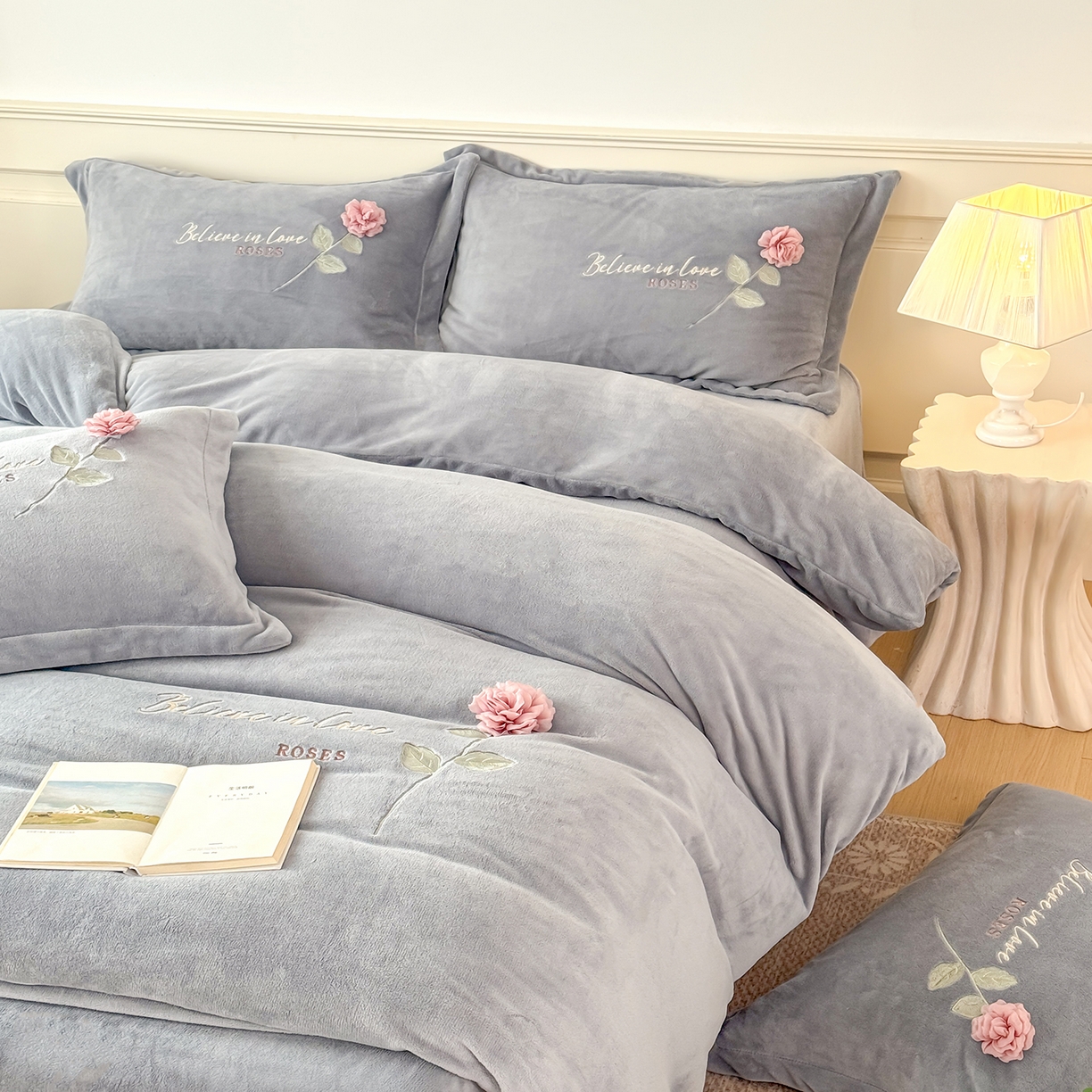 91家纺网 家纺一手货源 找家纺 恋尚羽家纺 2025新款加厚消光牛奶绒绣花四件套 手工花朵工艺款 宝宝绒 精包装 灰色