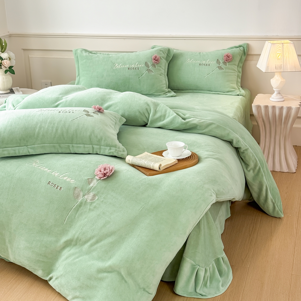 91家纺网 家纺一手货源 找家纺 恋尚羽家纺 2025新款加厚消光牛奶绒绣花四件套 手工花朵工艺款 宝宝绒 精包装 绿色