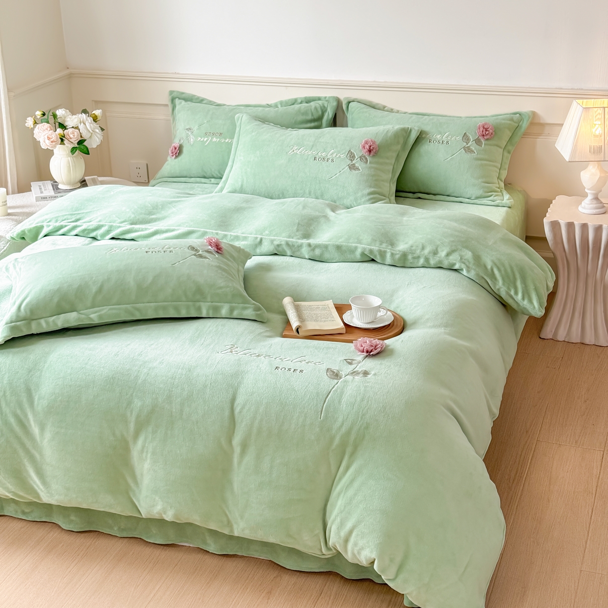 91家纺网 家纺一手货源 找家纺 恋尚羽家纺 2025新款加厚消光牛奶绒绣花四件套 手工花朵工艺款 宝宝绒 精包装 绿色