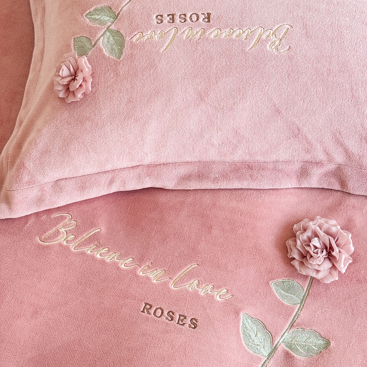 91家纺网 家纺一手货源 找家纺 （总）恋尚羽家纺 2025新款加厚消光牛奶绒绣花四件套 手工花朵工艺款 宝宝绒 精包装