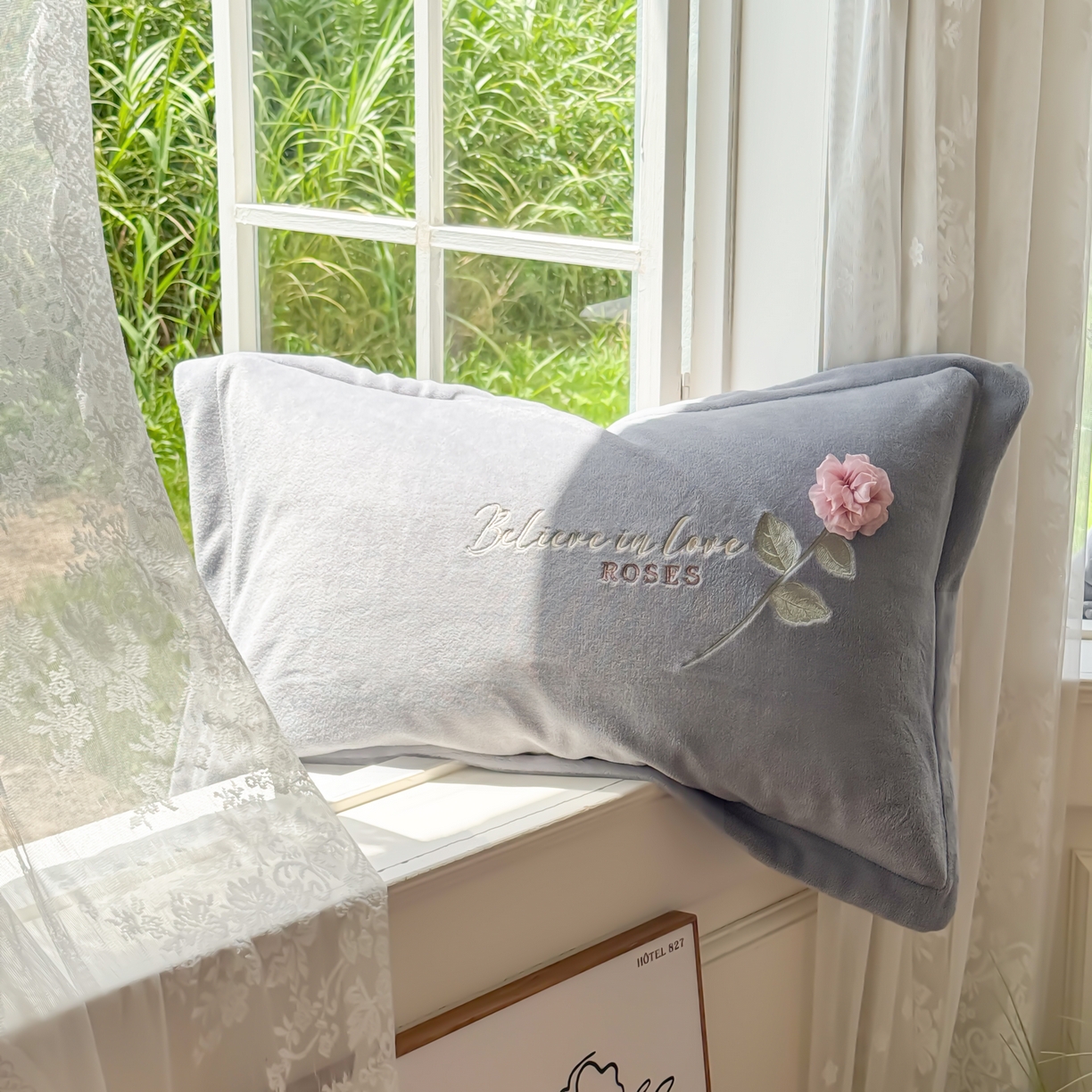 91家纺网 家纺一手货源 找家纺 恋尚羽家纺 2025新款加厚消光牛奶绒绣花四件套 手工花朵工艺款 宝宝绒 精包装 灰色