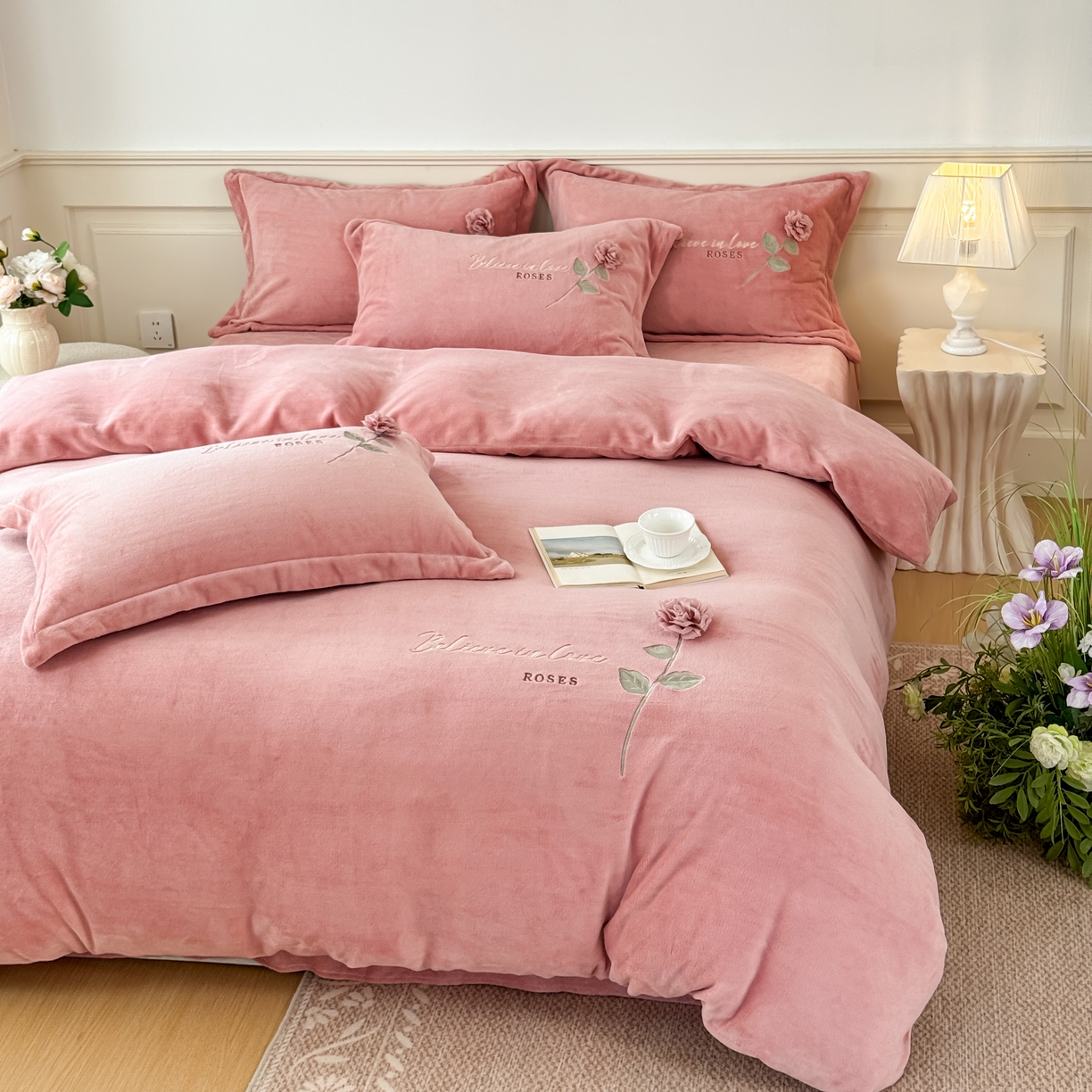 91家纺网 家纺一手货源 找家纺 恋尚羽家纺 2025新款加厚消光牛奶绒绣花四件套 手工花朵工艺款 宝宝绒 精包装 豆沙色