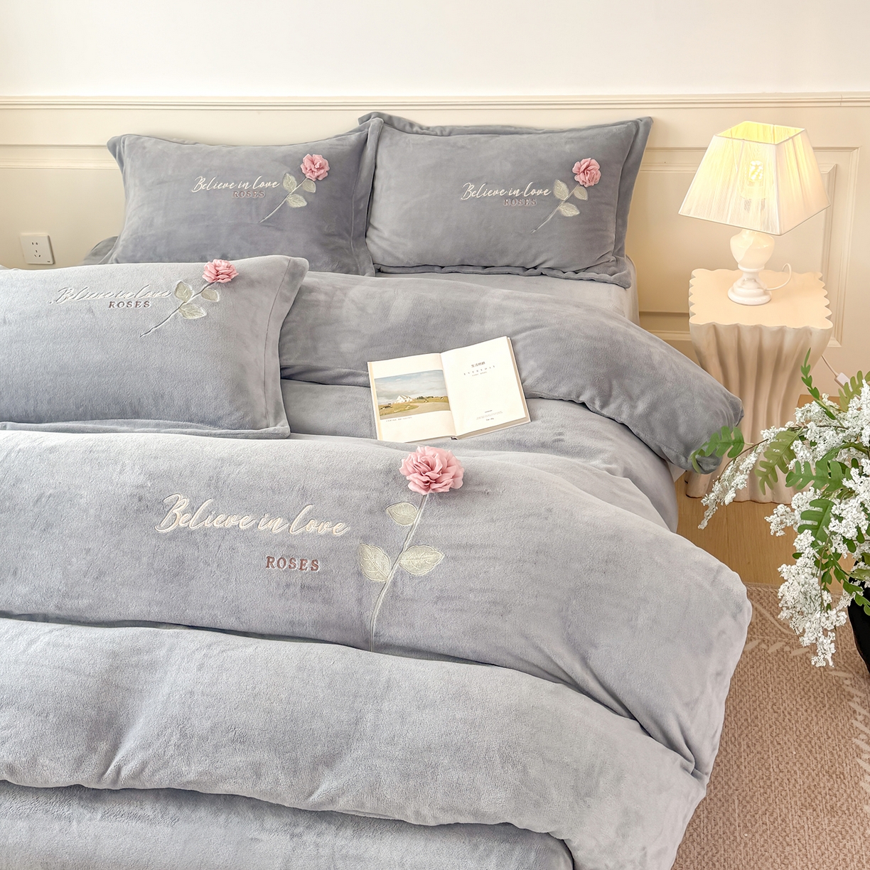 91家纺网 家纺一手货源 找家纺 恋尚羽家纺 2025新款加厚消光牛奶绒绣花四件套 手工花朵工艺款 宝宝绒 精包装 灰色