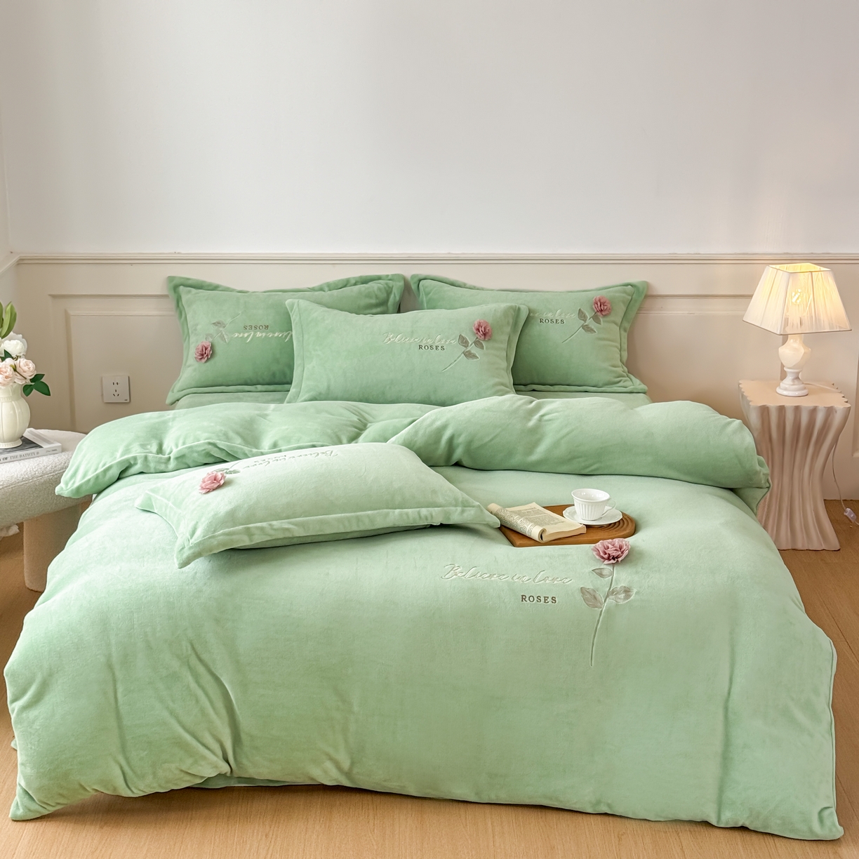 恋尚羽家纺 2025新款加厚消光牛奶绒绣花四件套 手工花朵工艺款 宝宝绒 精包装 绿色