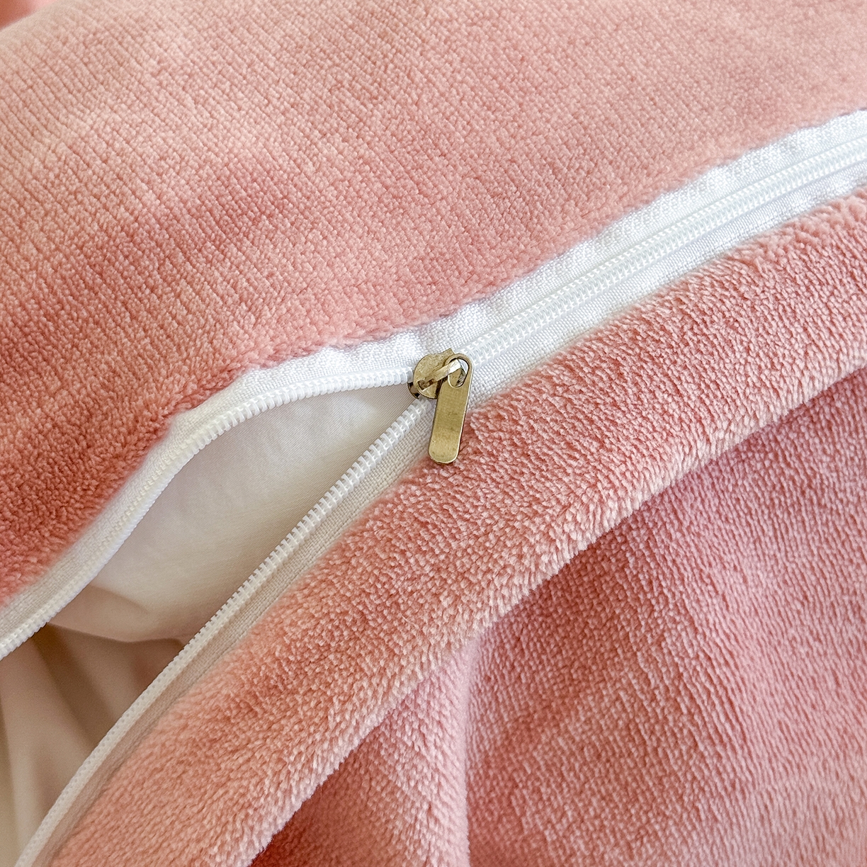 91家纺网 家纺一手货源 找家纺 恋尚羽家纺 2025新款加厚消光牛奶绒绣花四件套 手工花朵工艺款 宝宝绒 精包装 豆沙色