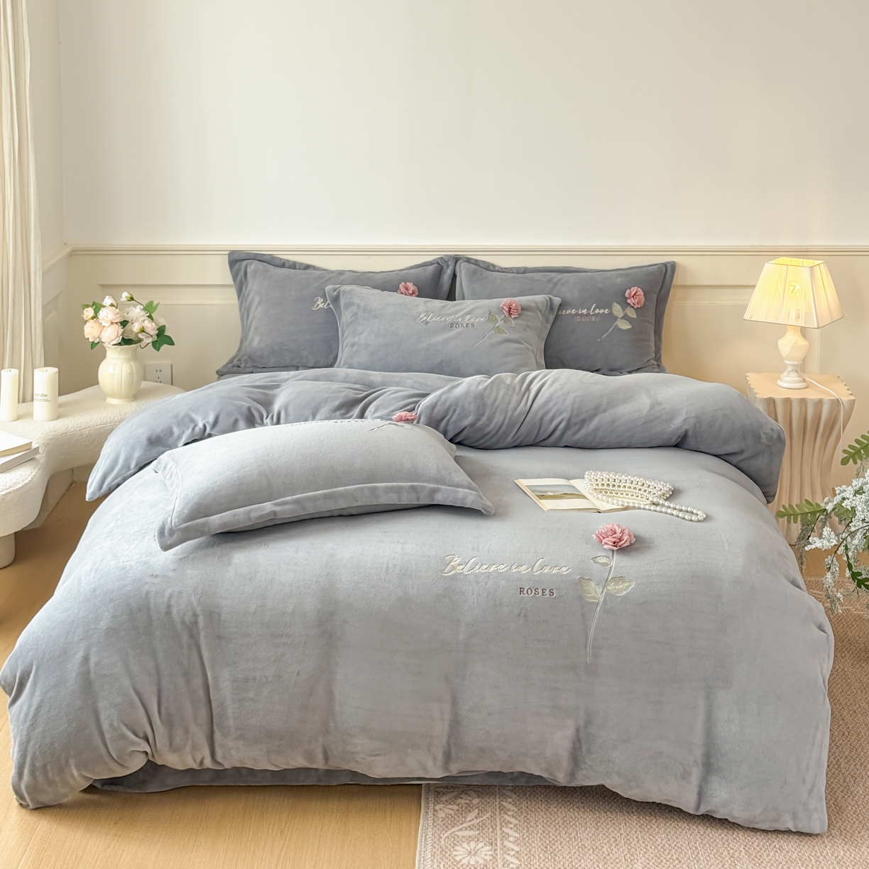 91家纺网 家纺一手货源 找家纺 恋尚羽家纺 2025新款加厚消光牛奶绒绣花四件套 手工花朵工艺款 宝宝绒 精包装 灰色